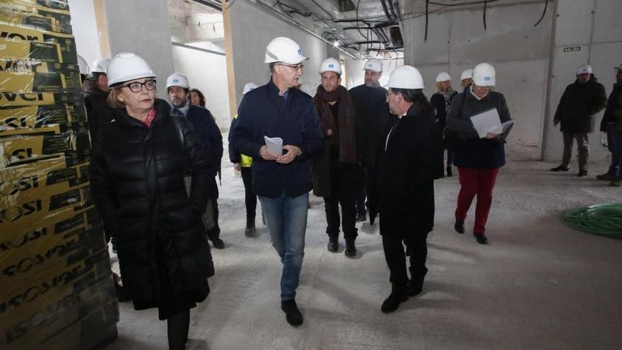 Por la izquierda, Mariví Monteserín, alcaldesa de Avilés; el arquitecto Pedro Fernández Guerrero, y el consejero de Educación, Genaro Alonso, durante la visita a las obras de la futura Escuela Superior de Arte de Asturias en Avilés.