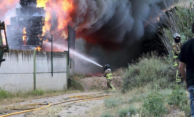 Incendio en un desguace en la Carretera del Aeropuerto