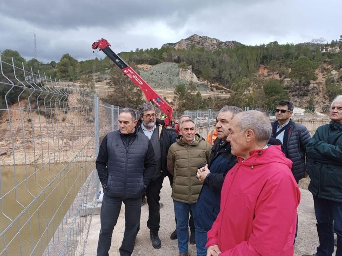 Gan Pampols y Barrachina en su visita a Buseo ayer para comprobar el estado de la presa. Fotos Robert Solsona/E. Press. RIADA HISTÓRICA . DANA 2024 . GOTA FRÍA . INUNDACIONES EN L'HORTA SUD . LA RIBERA ALTA . LOS SERRANOS . CAMP DEL TURIA . LA HOYA DE BUÑOL . REQUENA -UTIEL. FRANCISCO GAN PAMPOLS . MIGUEL BARRACHINA