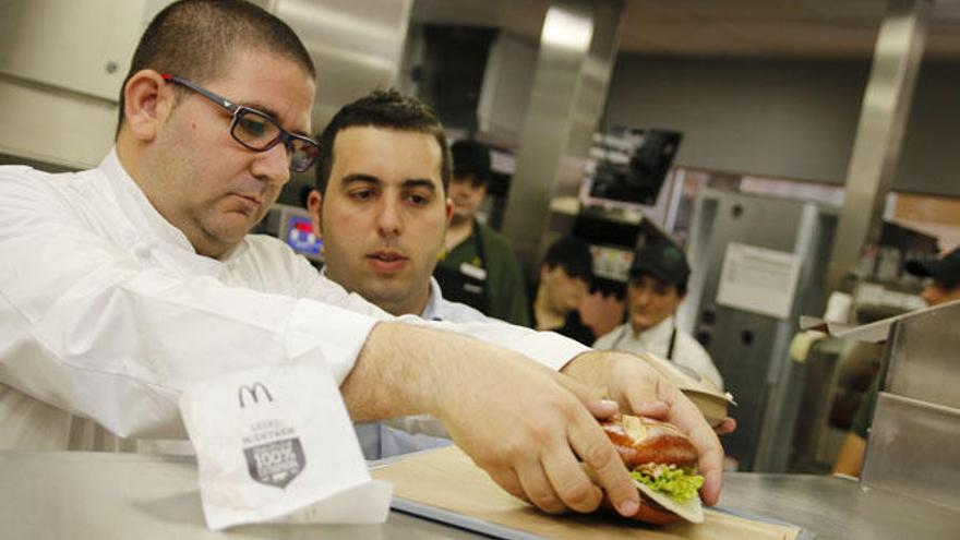 Dani García, con la hamburguesa elaborada para la cadena de hamburguesas.