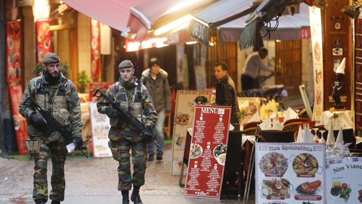 Agentes de policía belgas patrullan las calles de Bruselas, en nivel máximo de alerta.