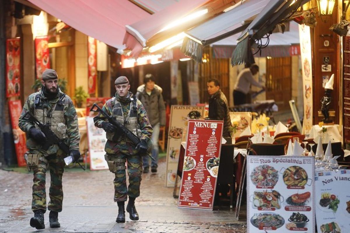 Agentes de policía belgas patrullan las calles de Bruselas, en nivel máximo de alerta.