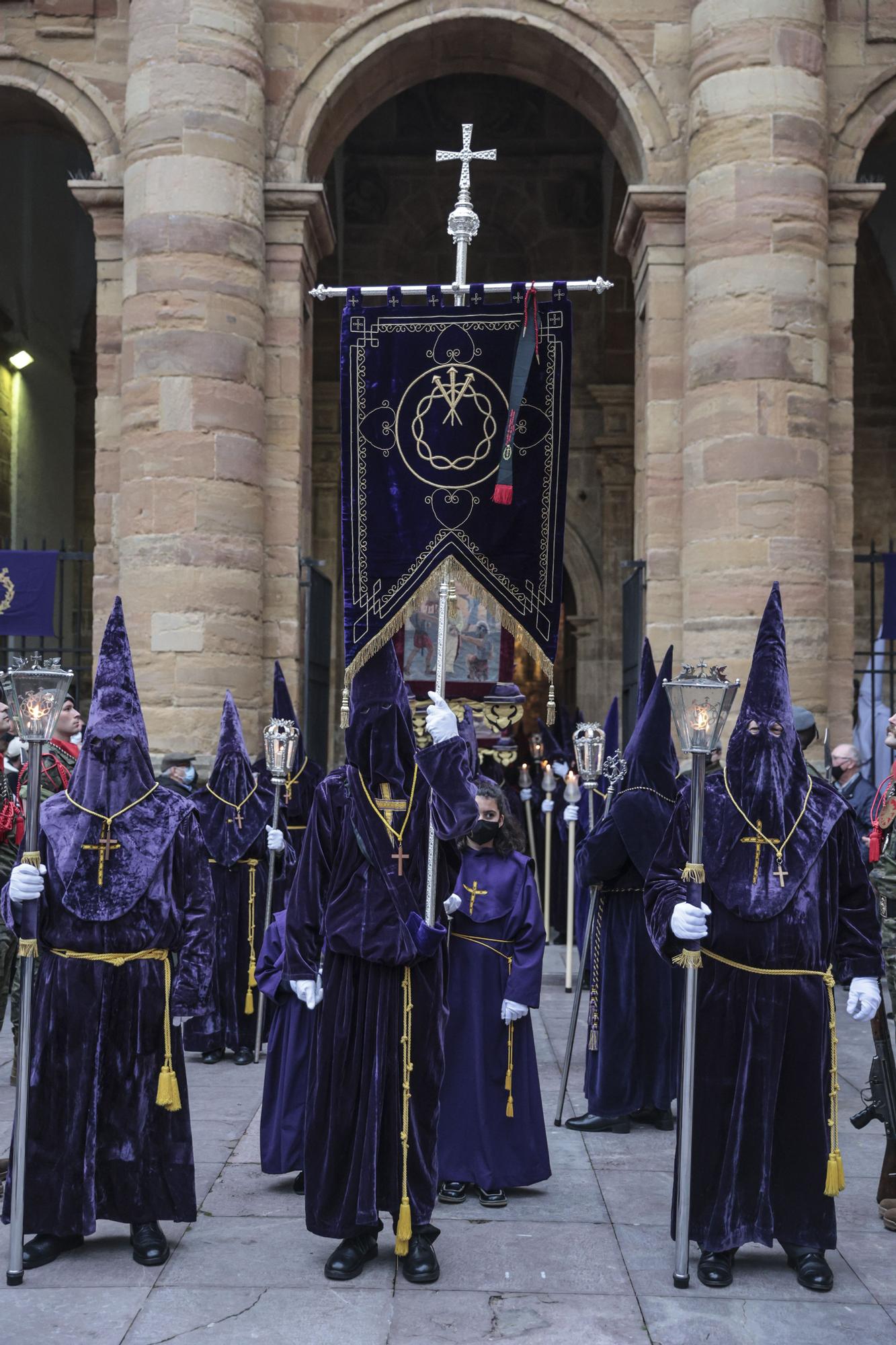 EN IMÁGENES: Así fue la procesión del Nazareno por las calles de Oviedo