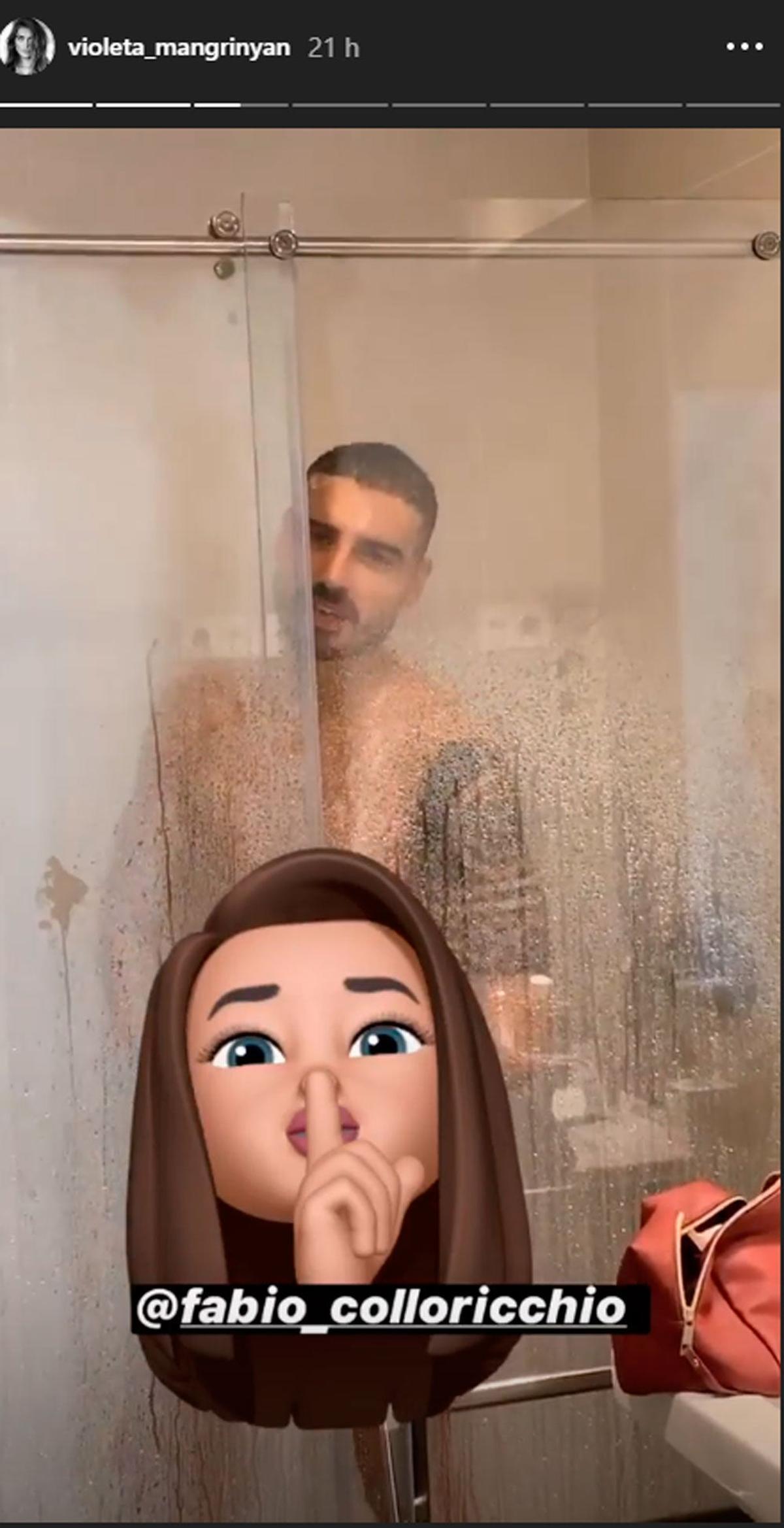 Violeta se ha colado en el baño mientras Fabio se ducha.