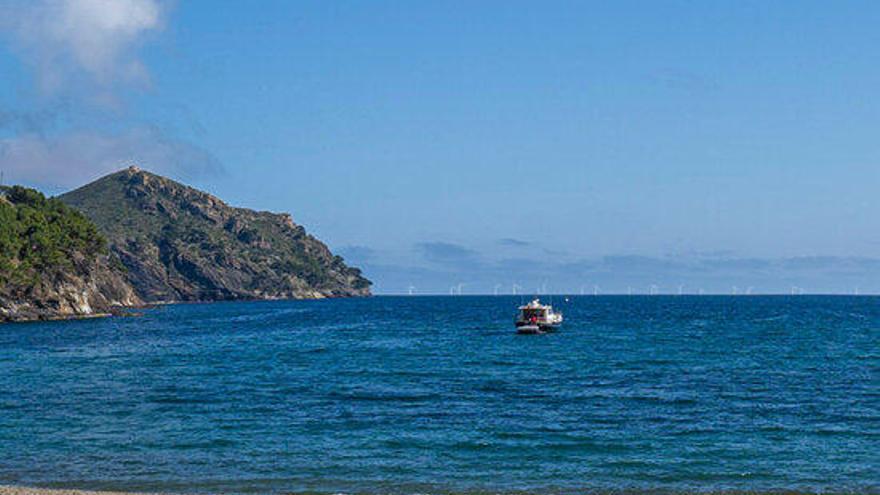 Recreació sobre imatge real de com es veuran els molins des de la cala Montjoi