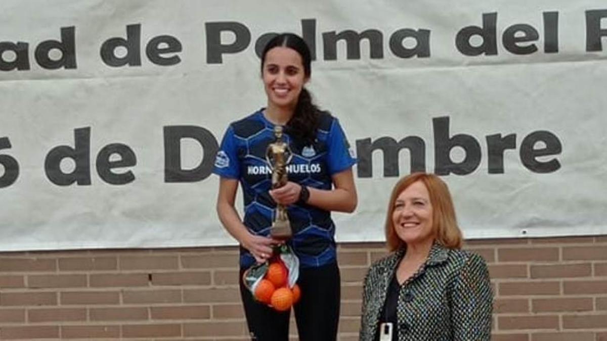 Yolanda López recoge el premio de ganadora femenina de manos de la alcaldesa de Palma del Río, Esperanza Caro de la Barrera.