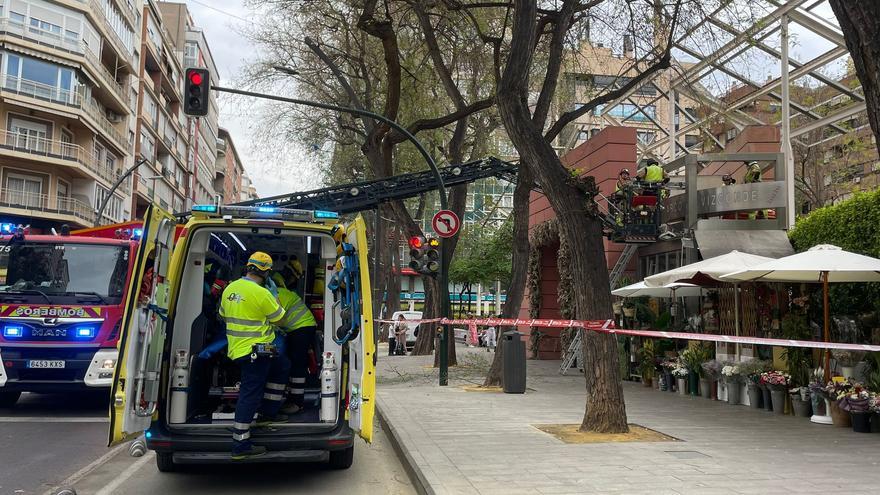 Los bomberos rescatan a un trabajador en la floristería de Santa Isabel de Murcia