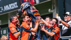 José Antonio Rueda, celebrando una victoria con su equipo