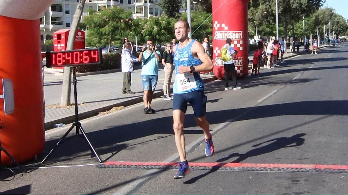 Javier Ponferrada llega a la meta como vencedor.