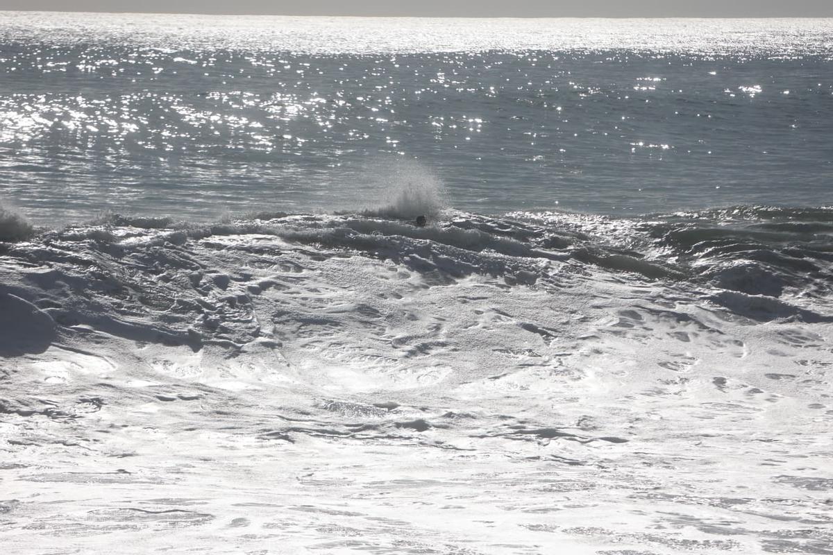 El temporal reúne a surfistas en busca de las mejores olas en la Caleta