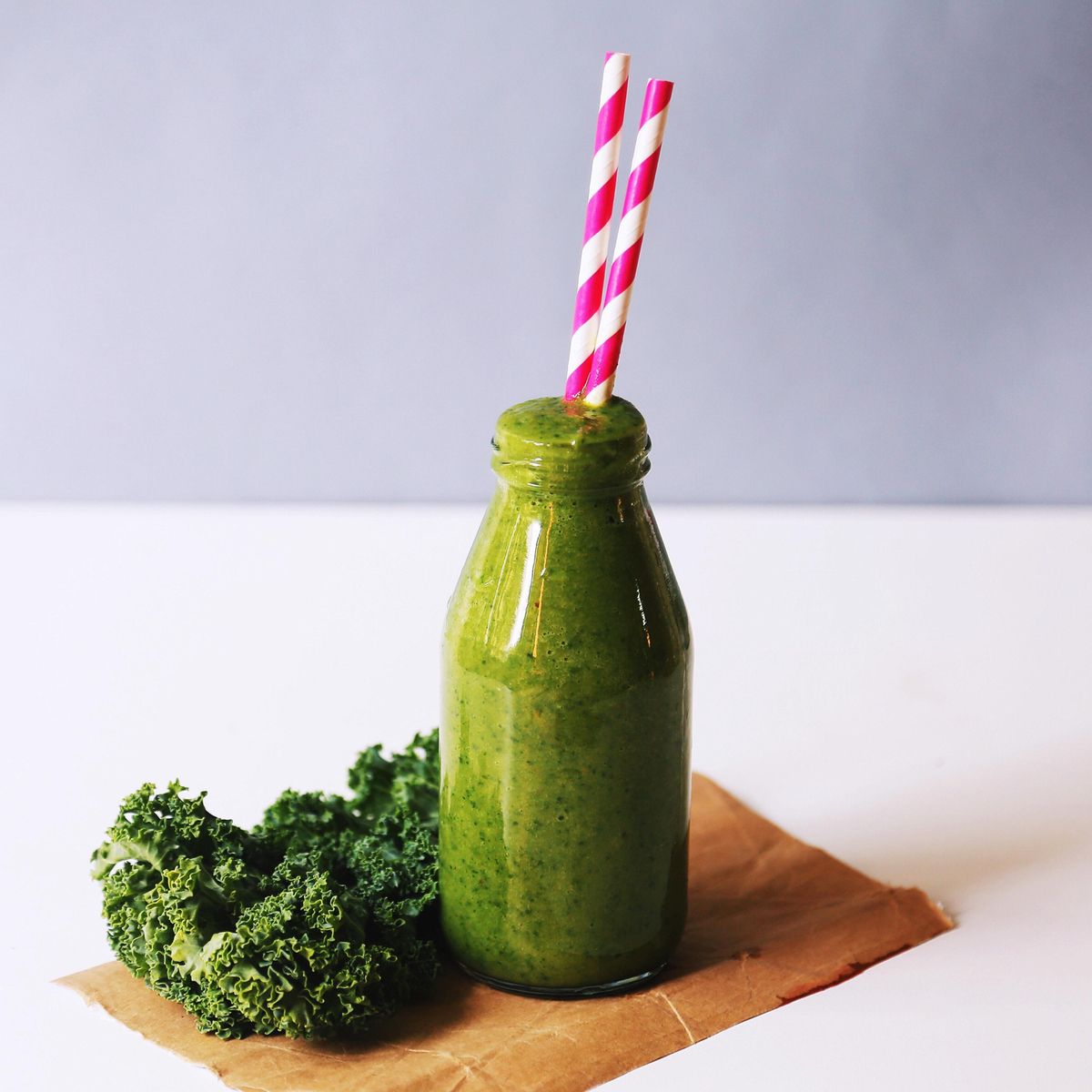 El jugo verde de espinacas y brócoli te ayudará a sentir tu cuerpo más ligero.