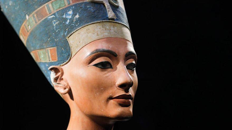 Un busto de Nefertiti, uno de los personajes más enigmáticos e investigados de la historia.