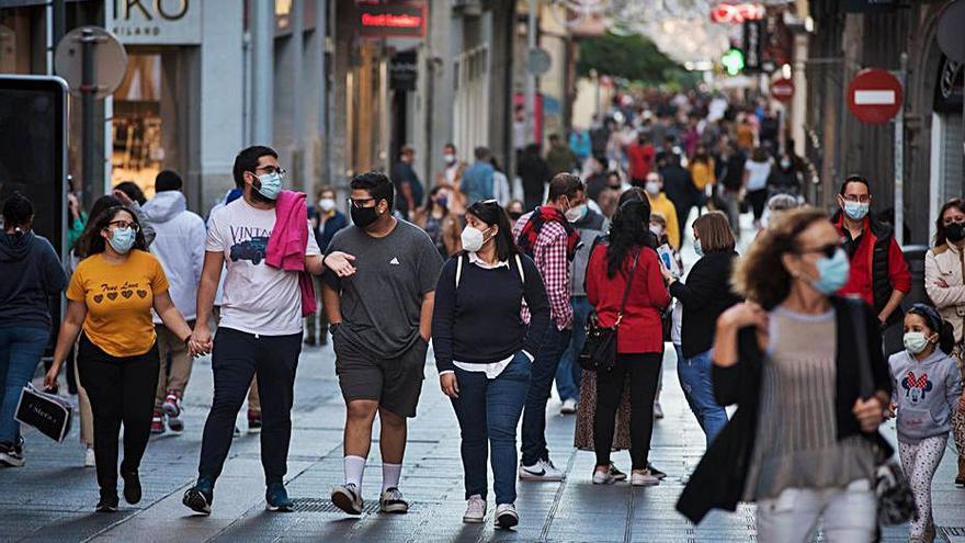 Gente de compras en la calle Castillo. | | C.W.L.