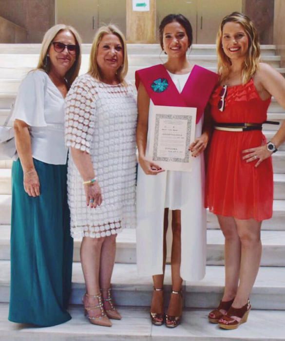 Graduada en odontología.