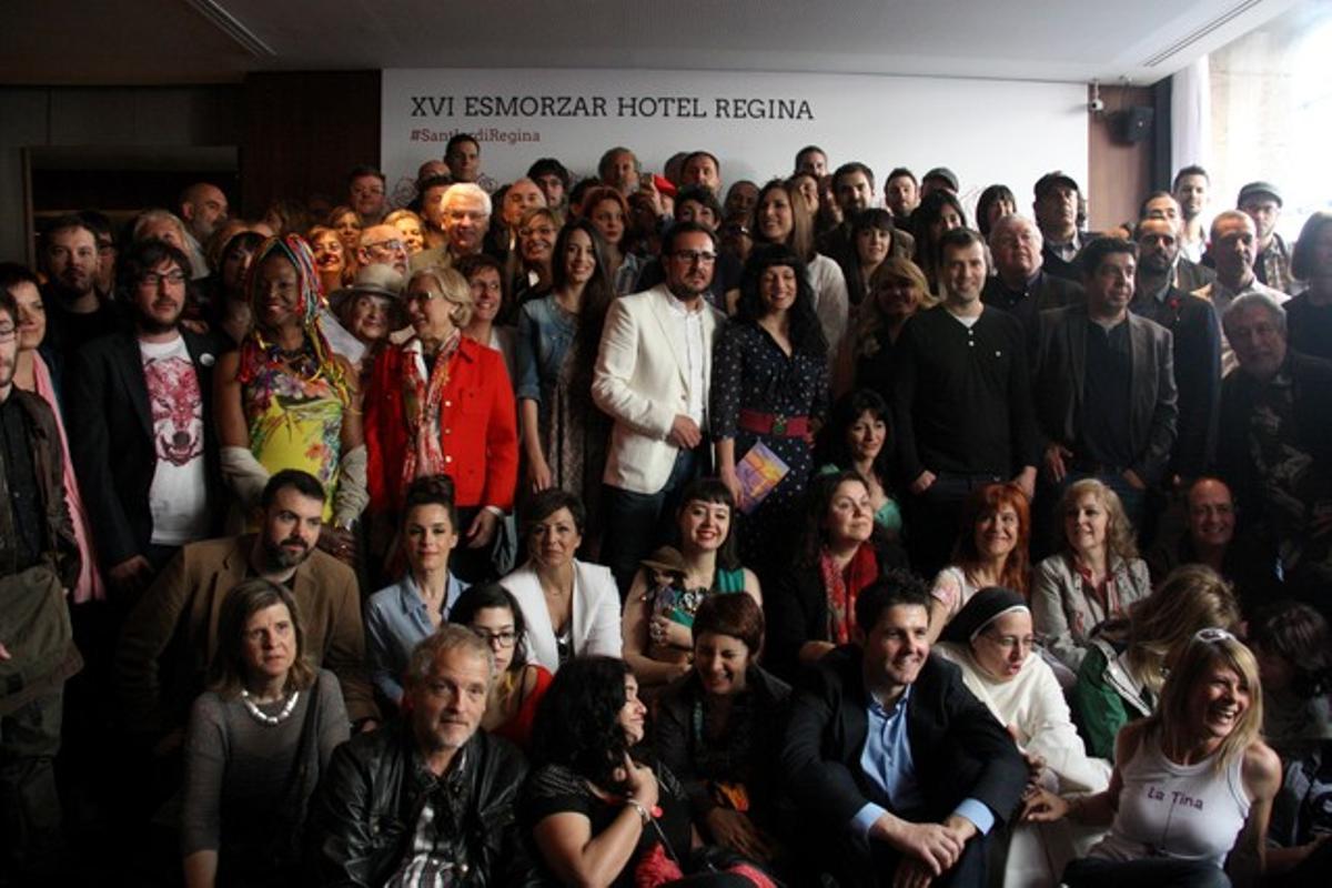 Foto de família de l’esmorzar dels escriptors, a l’hotel Regina de Barcelona.