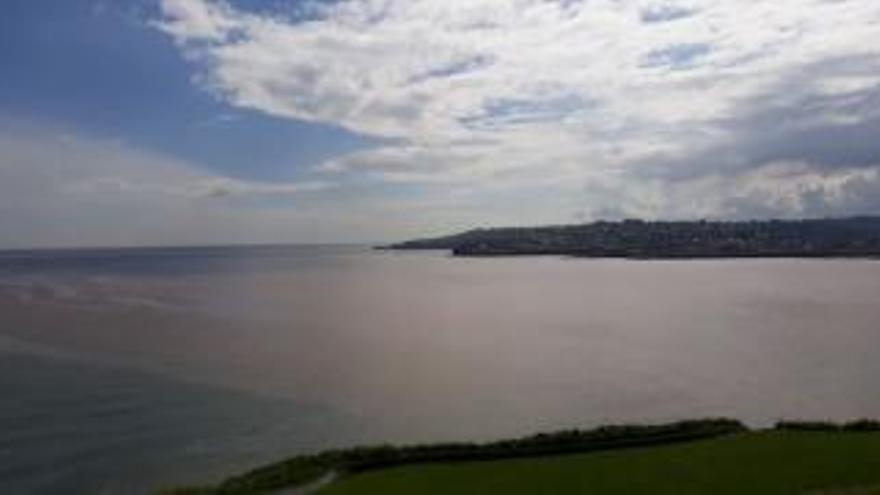 Una espectacular mancha marrón obliga a cerrar de nuevo la playa de San Lorenzo