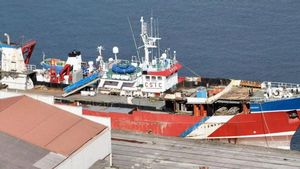 El oceanográfico García del Cid, abarloado a otro para desguace en Gijón.
