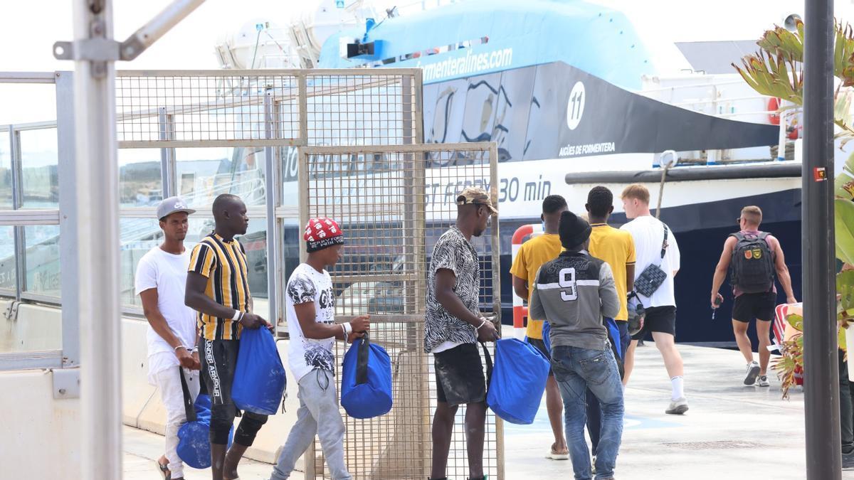 Migrantes de Senegal llegados a Migjorn, en Formentera.