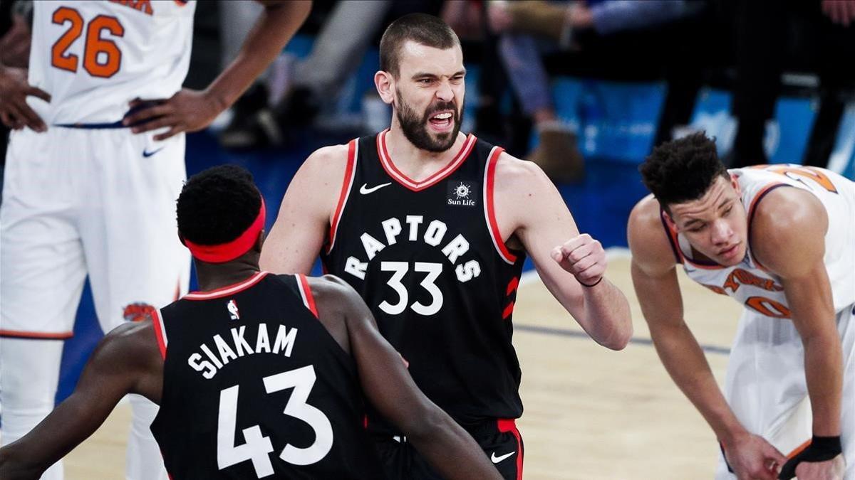 Marc Gasol, con la camiseta de los Raptors, dialoga con sus compañeros en el Madison