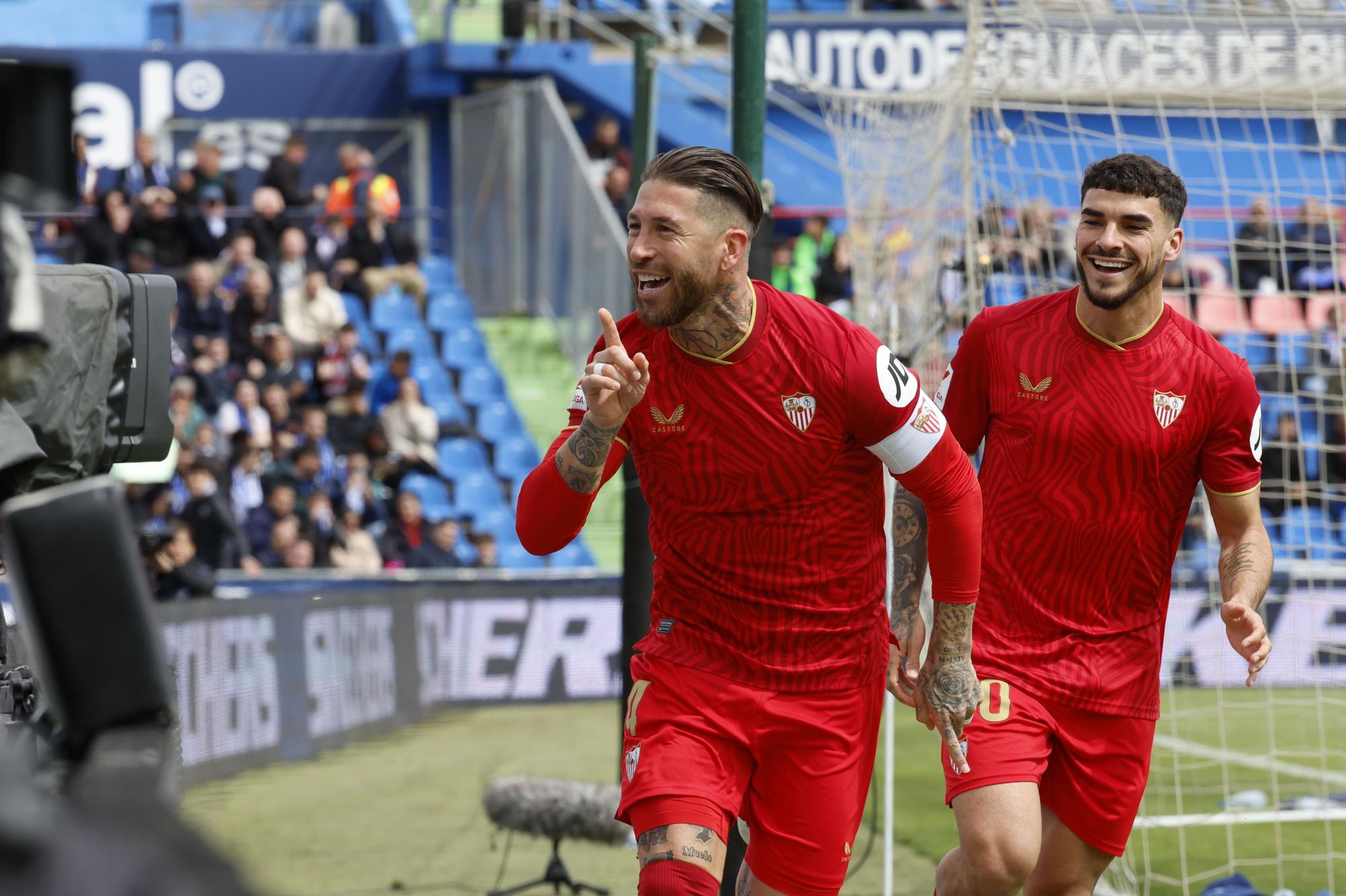 MADRID, 30/03/2024.- El jugador del Sevilla FC Sergio Ramos (i) marca el 0-1 contra el Getafe, durante el partido correspondiente a la jornada 30 de LaLiga que disputaron ambos equipos este sábado en el Estadio Coliseum. EFE/ Zipi