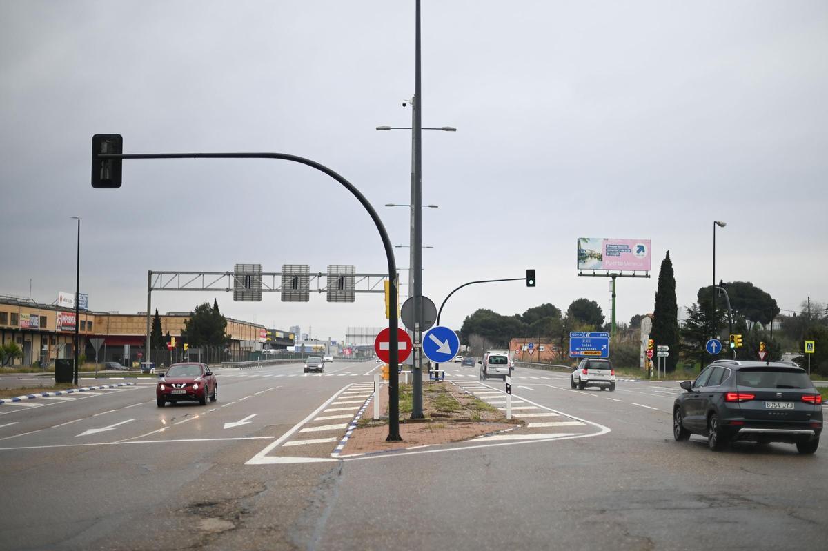 La N-232, carretera de Logroño, con varios coches este pasado domingo.