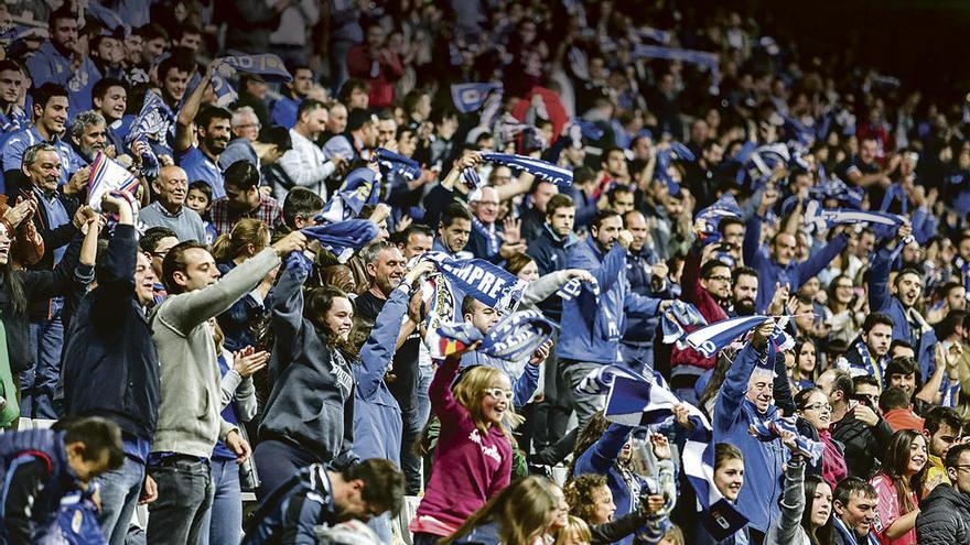 Aficionados del Oviedo animan al equipo durante un partido de esta temporada en el Carlos Tartiere.