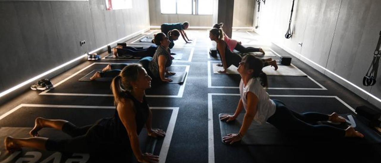 Sesión de yoga y respiración en el estudio Distrito 360, en el centro comercial A Barca.