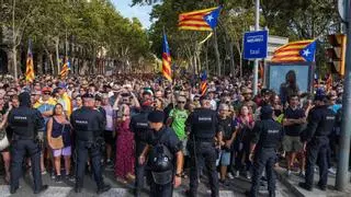 Dos manifestaciones paralelas reclaman a Puigdemont en el único acceso habilitado al Parlament