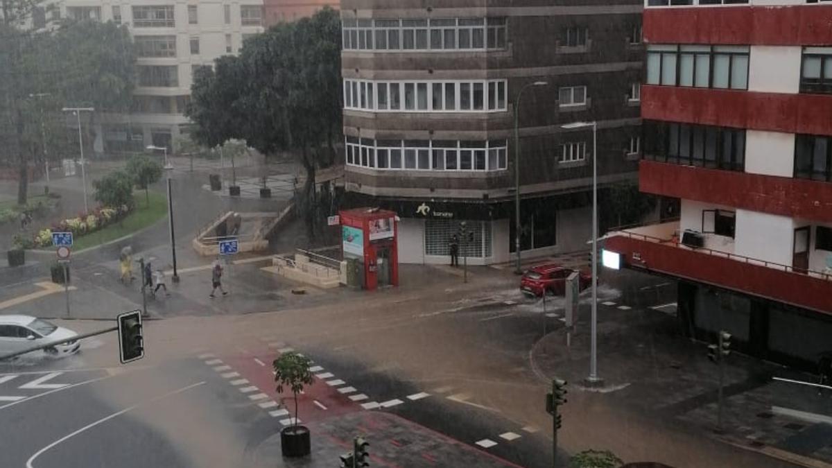 Lluvia en la Avenida Mesa y López de Las Palmas de Gran Canaria - La  Provincia