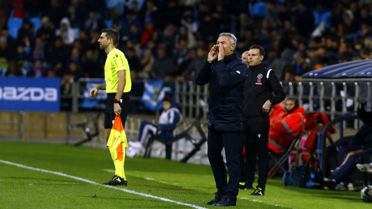 Escribá da instrucciones a sus jugadores en el partido ante el Málaga en La Romareda.