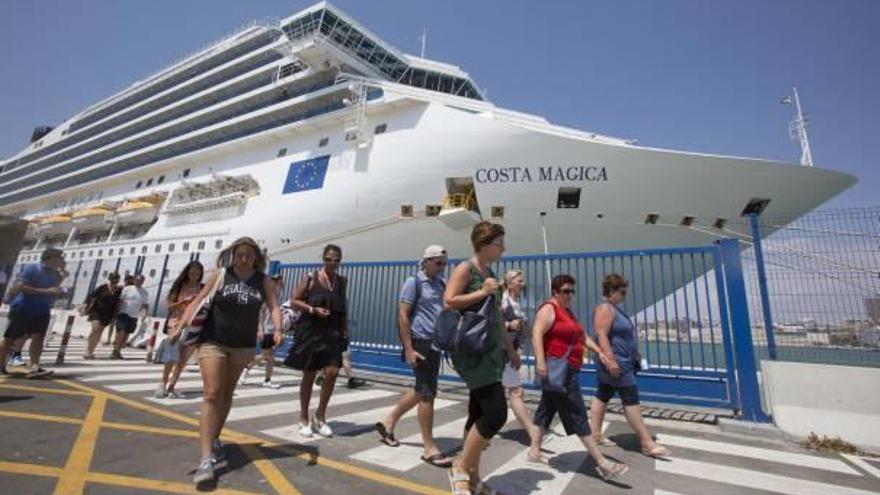 Imagen de un crucero atracado en el puerto de Alicante.