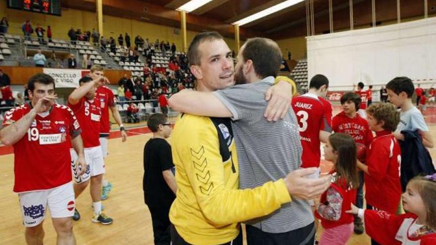 Jorge García Lloria abraza a Quique Domínguez tras el partido ante Cuenca el domingo. // Marta G. Brea