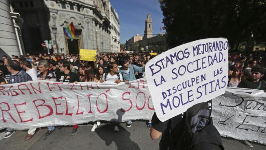 Varios cientos de estudiantes han participado este mediodía por las calles del centro de la ciudad en una manifestación.