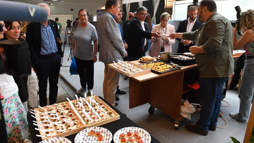 La flota del cerco promociona su producto en el mercado de la plaza de Lugo