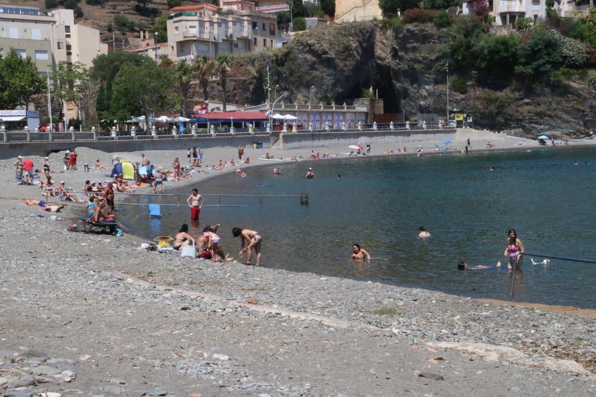La platja de Portbou amb diversos banyistes