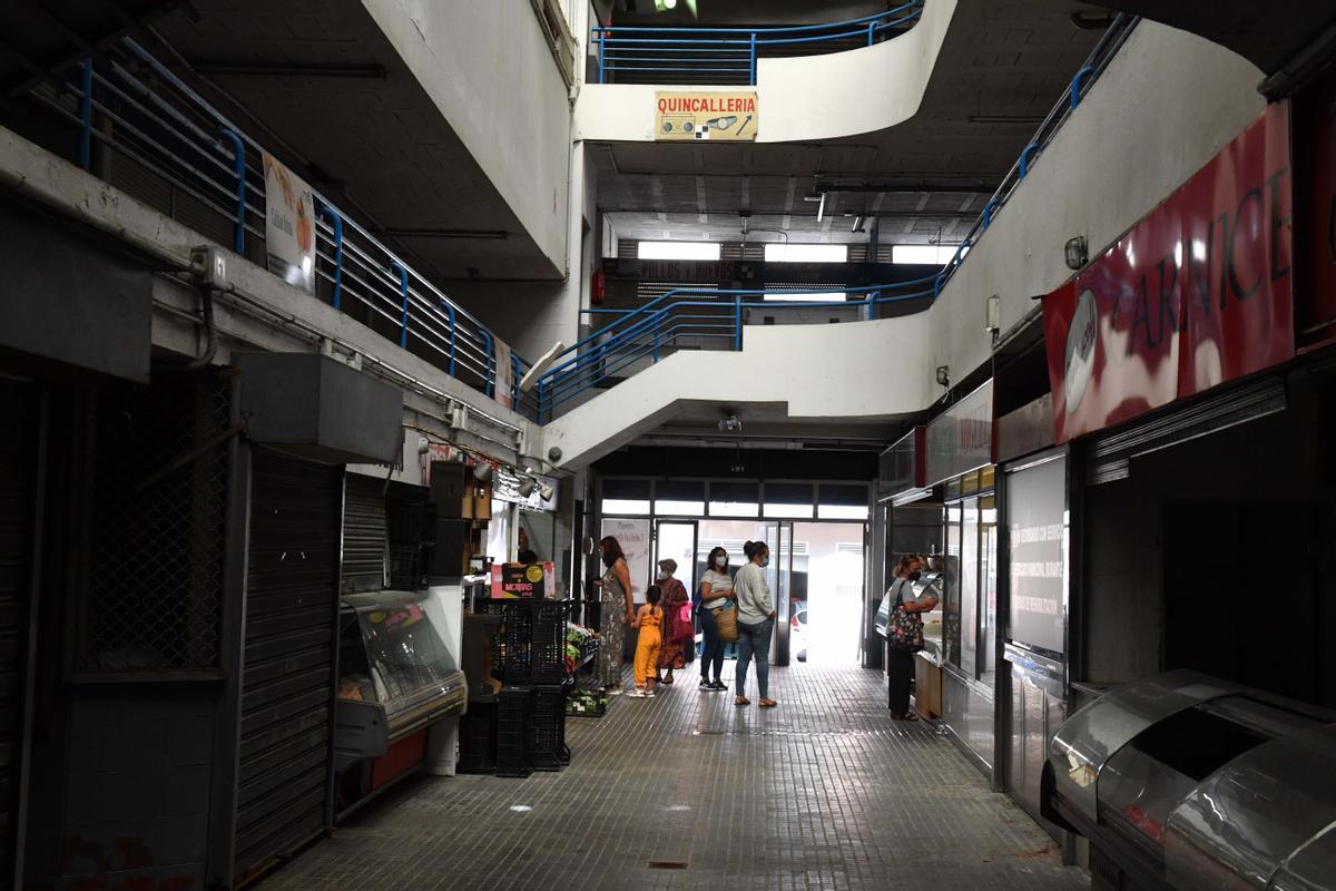 Interior del mercado de Santa Lucía poco antes de ser cerrado en el verano de 2021.