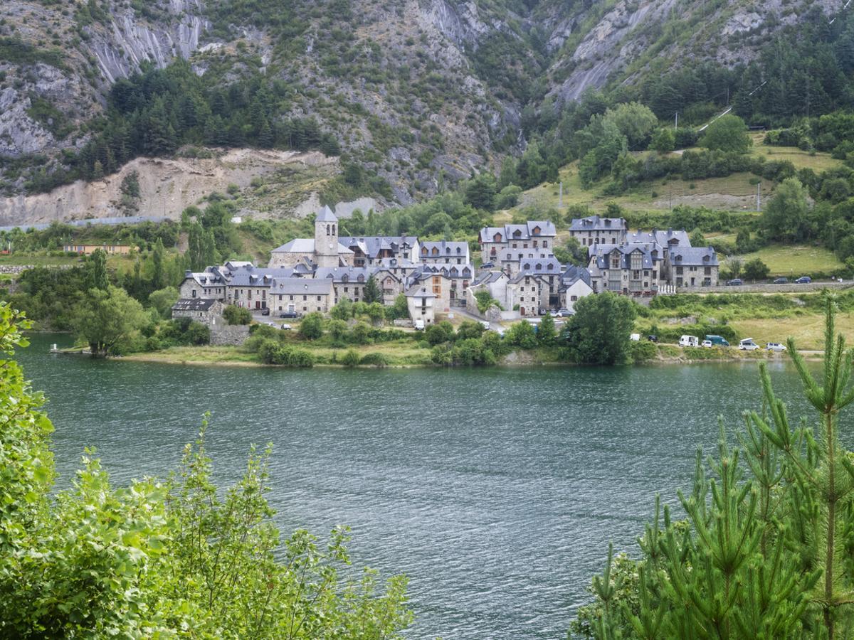 Ahora parece increíble que este pueblo fuera abandonado en los años 70 por riesgo de acbar bajo las aguas del pantano.