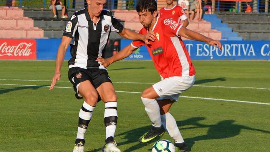 Abel Molinero, ayer, lucha por el balón ante un rival.