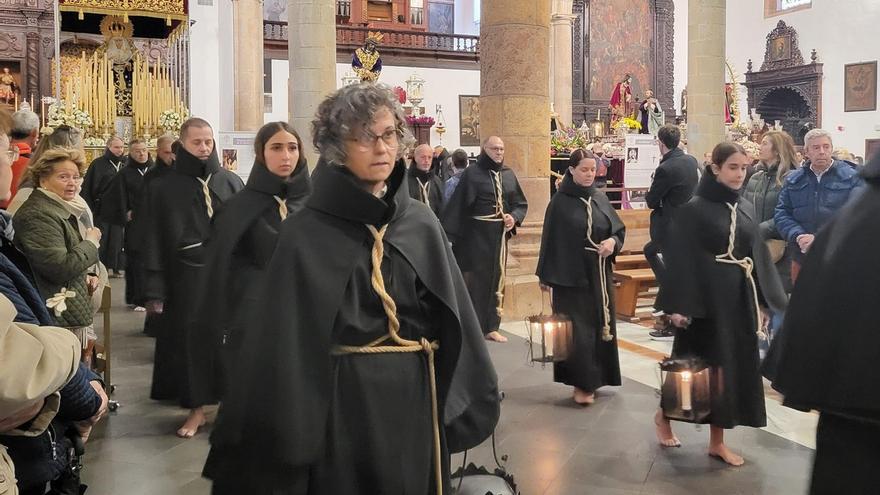 La primera procesión con mujeres del Lignum Crucis se celebra dentro de La Concepción de La Laguna por el viento