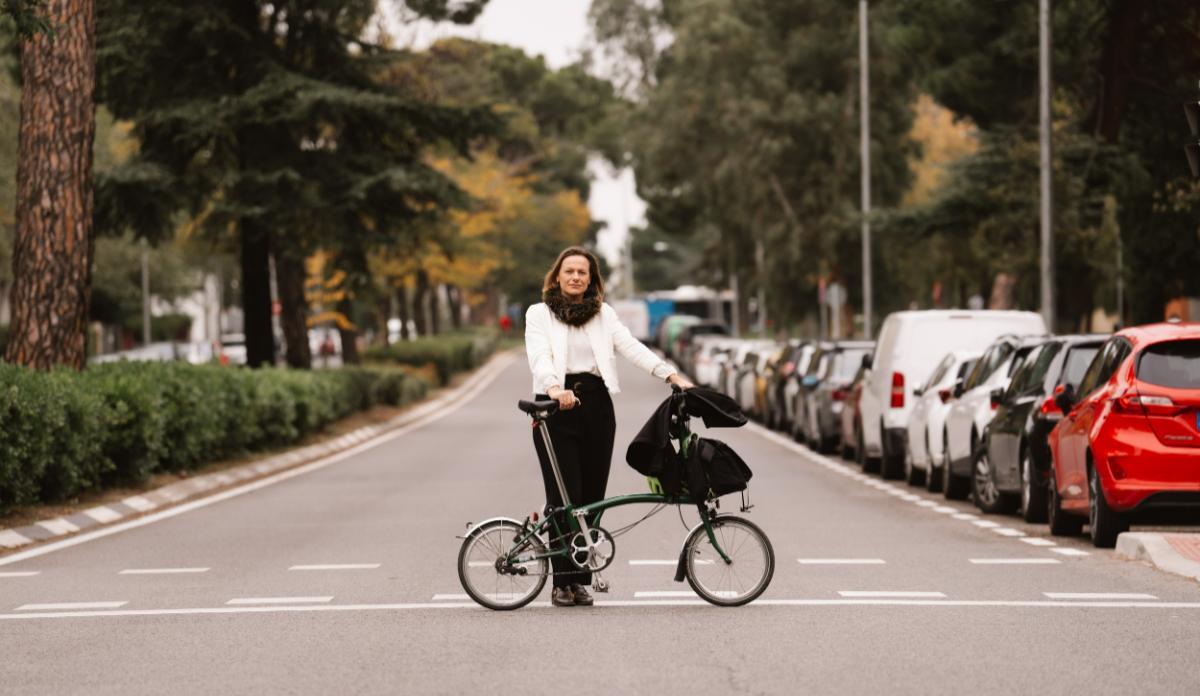 Isabel Ramis, fundadora de Muevete en Bici por Madrid, en la calle Arturo Soria, donde demanda que se cree un carril bici