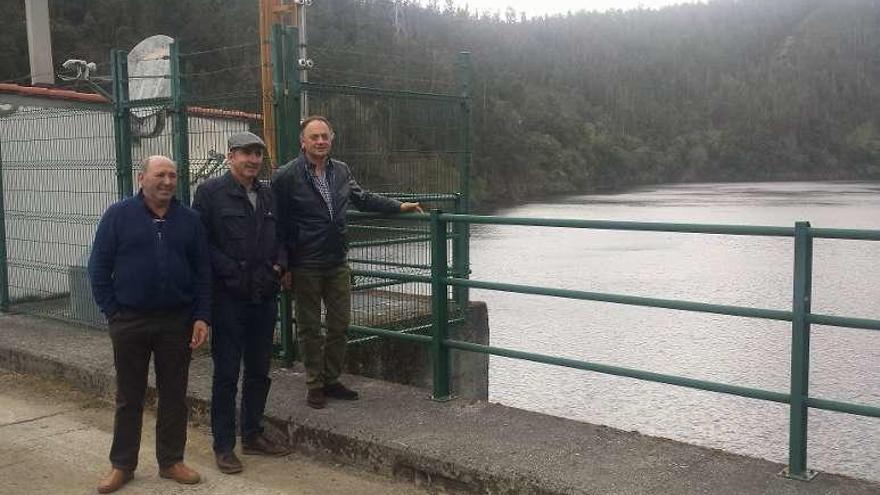 Lareu, Carballeda y Otero, al pie del embalse en Ollares.