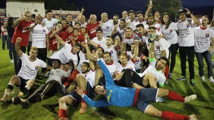 Los vecinos festejan el ascenso a Preferente del Unión Deportiva Horadada
