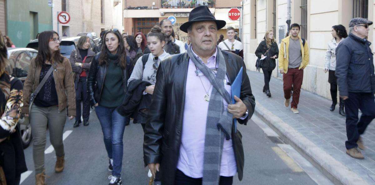 Josep Sorribes, durante una 'clase' por las calles del Cabanyal de València.