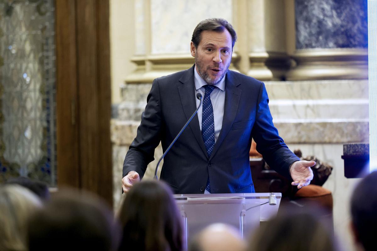 Imagen de archivo del ministro de Transportes y Movilidad Sostenible, Óscar Puente, en la presentación del avance del Plan Director del Corredor Atlántico para Galicia.