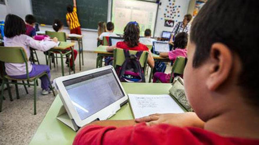 El miedo a la multa de Microsoft amenaza con llevar al apagón tecnológico a colegios e institutos