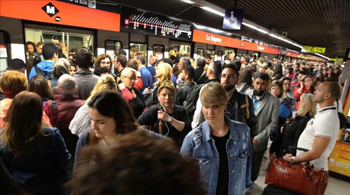  Ambiente en la estación de la Sagrera, de las 8 a las 9 de la mañana.