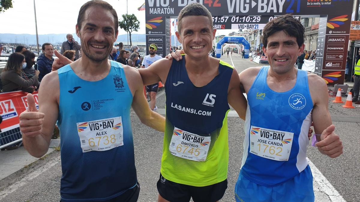 Los tres primeros clasificados de la media maratón, con el ganador en el centro de la imagen