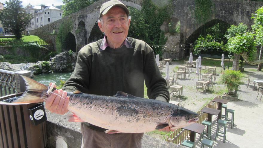 Un cangués de 88 años (abuelo de un conocido dirigente político) pesca un salmón de 4,780 kilos
