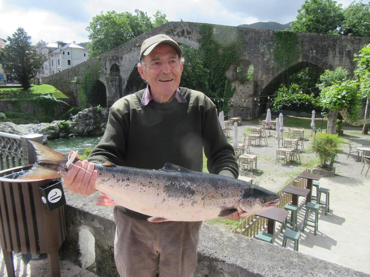 El veterao ribereño "Paxa", con el salmón capturado en Cangas de Onís.