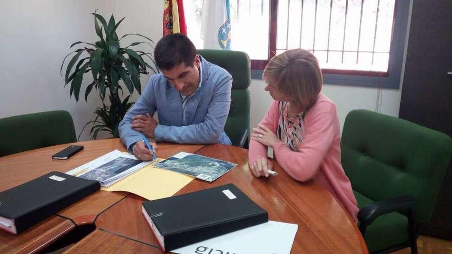 Gabriel Alén y Nava Castro, ayer, en la Casa do Concello de Cenlle tras firmar el convenio.  // FdV